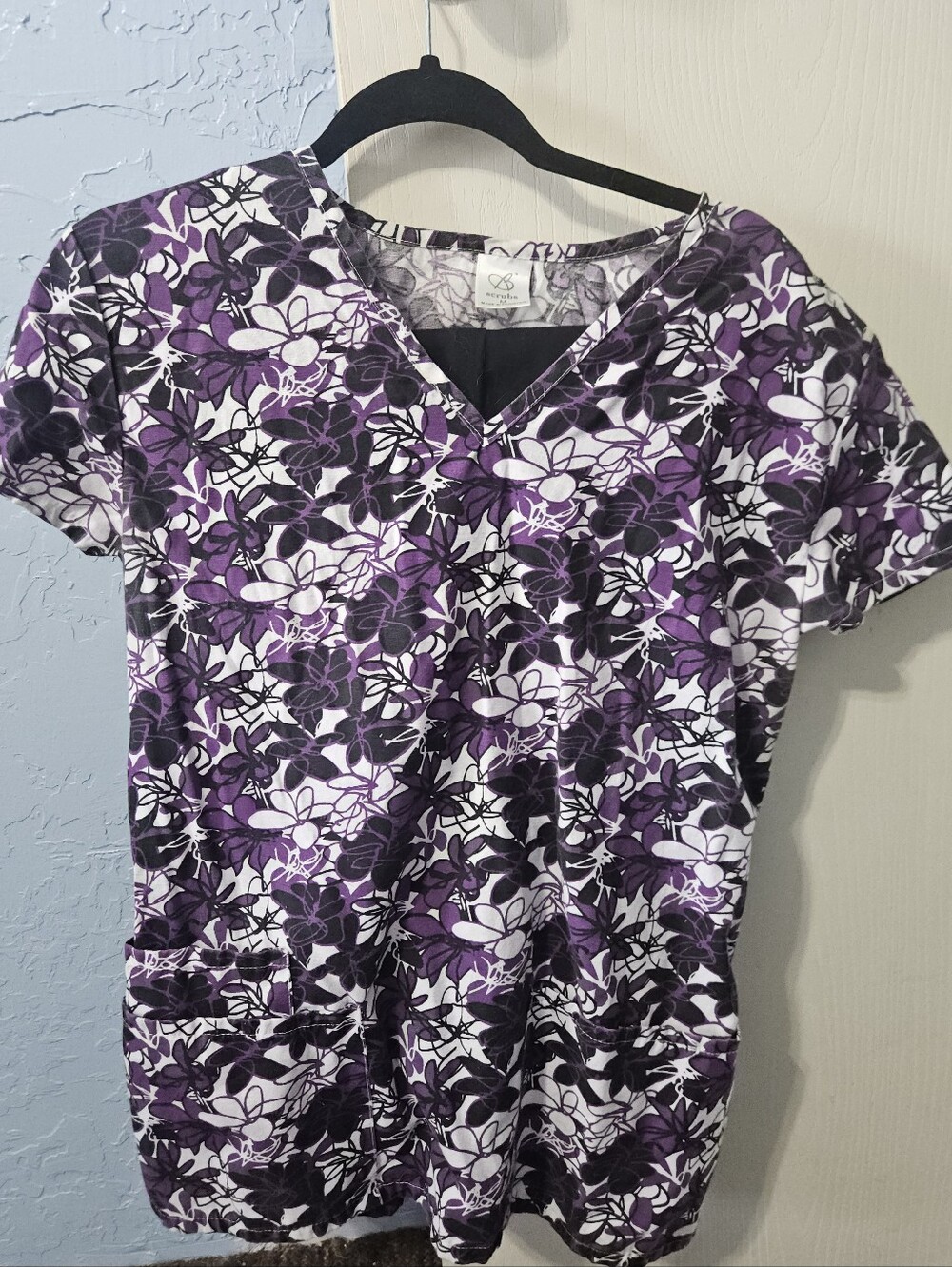 Smart Scrubs Purple & Black Floral V-Neck Scrub Top
